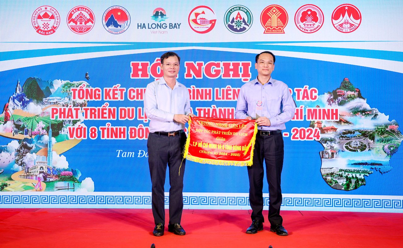 Giám đốc Sở VHTTDL Vĩnh Phúc Bùi Hồng Đô trao Cờ đăng cai Nhóm trưởng giai đoạn 2024-2025 cho tỉnh Lạng Sơn. Ảnh: baovinhphuc